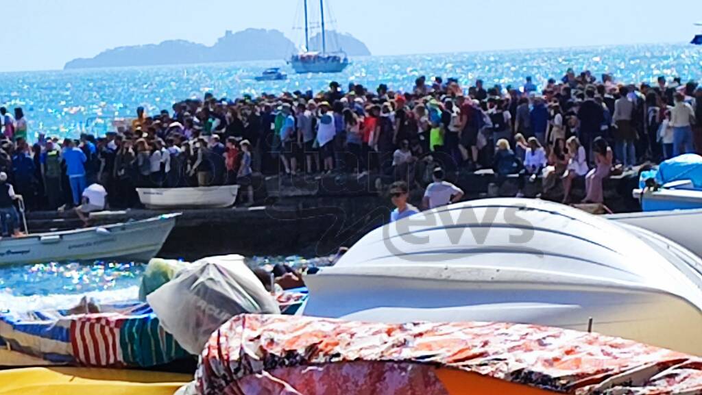 Positano, ponte 25 aprile: il molo invaso da centinaia di persone