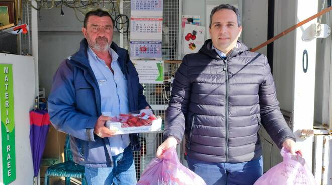 Sorrento, Isola Ecologica: la cassetta di fragole consegnata anche al Presidente del Consiglio Luigi Di Prisco