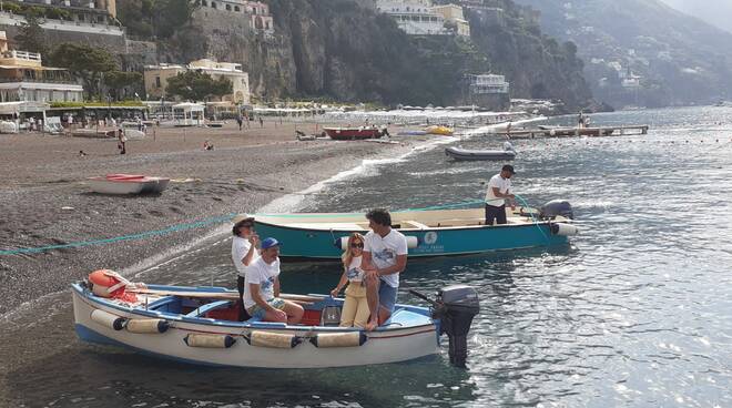 Fondali puliti a Positano: grande intervento presso la Spiaggia Grande