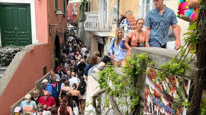 Positano invasa dai turisti