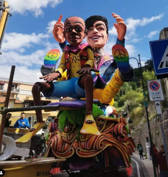 Tripudio di colori al Gran Carnevale di Maiori grazie agli spettacolari carri allegorici