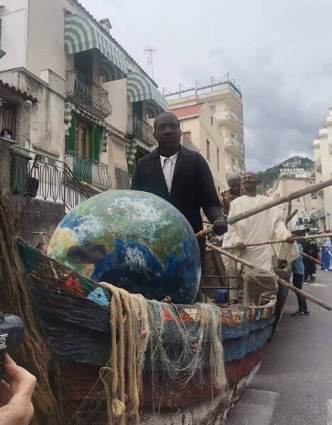 Tripudio di colori al Gran Carnevale di Maiori grazie agli spettacolari carri allegorici