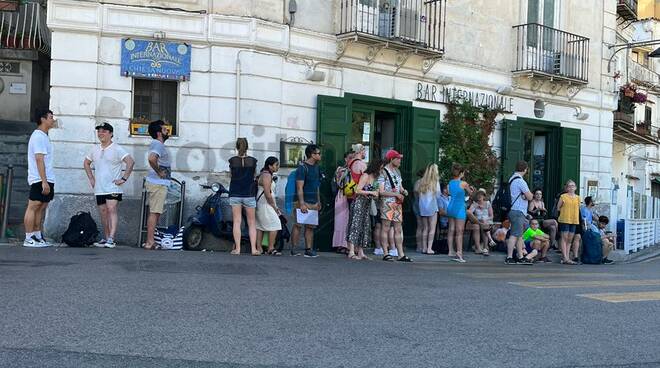 Positano, in tanti ad attendere la Sita per Amalfi. Ma gli autobus sono insufficienti