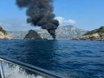 Barca in fiamme al largo dell'isola Li Galli