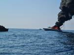 Barca in fiamme al largo dell'isola Li Galli