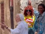 "Che fate? È il diavolo": a Napoli una suora interrompe il bacio tra due modelle
