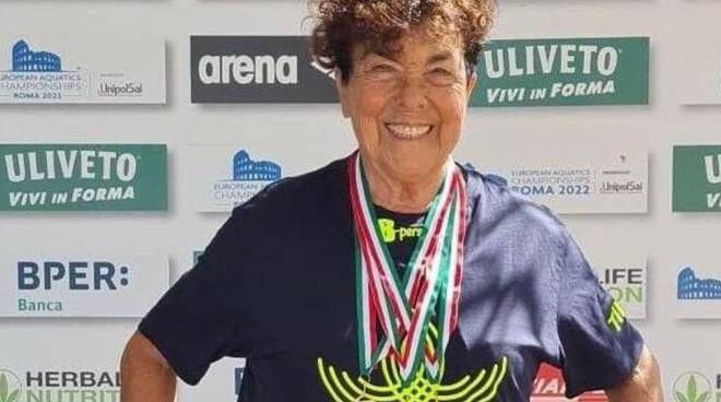 Grande successo per la signora Tina, originaria di Amalfi, ai Campionati Italiani Master di Nuoto di Riccione