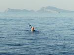In giro per il mondo in canoa per curare i bambini affetti da diabete: oggi tappa in Costiera Amalfitana