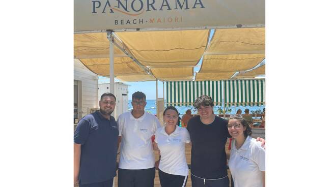 Maioir, l'attore Giovanni Amura si rilassa sulla spiaggia del Panorama Beach