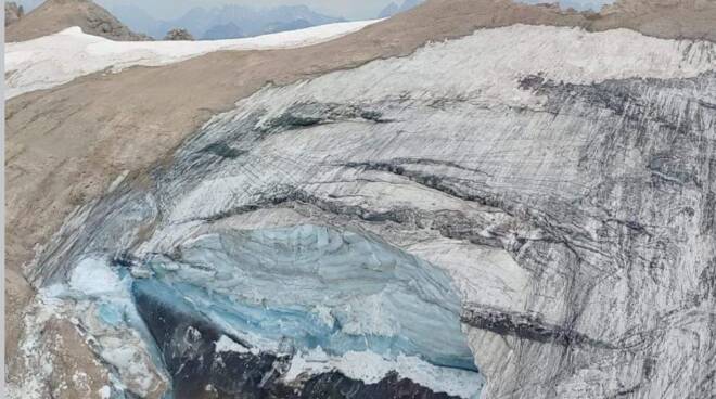 Marmolada: si stacca un grosso pezzo di ghiacciaio