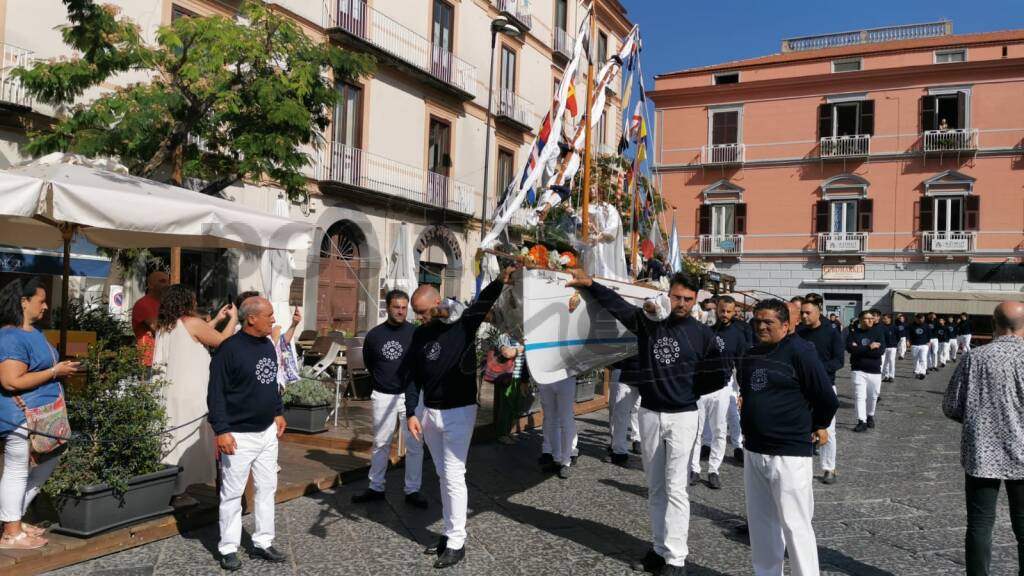 Piano di Sorrento, al Sisters è già Carnevale: gli addobbi - Positanonews