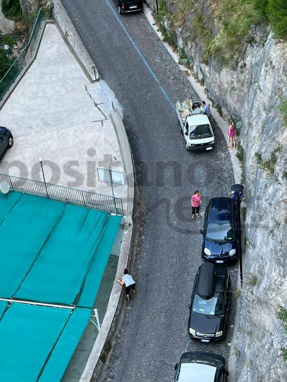 Praia mamme e figli puliscono la strada