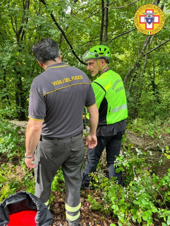 Il Soccorso Alpino e Speleologico recupera una salma sotto la S.P. 25 tra Giffoni Valle Pina e Serino