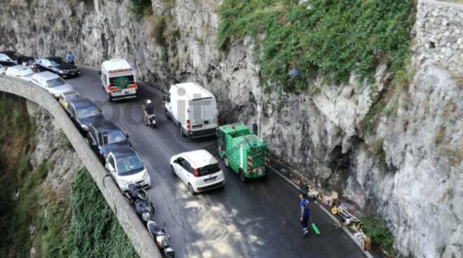 Positano, massima attenzione per la circolazione: olio su strada in zona Liparlati