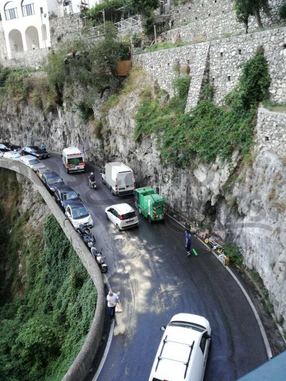 Positano, massima attenzione per la circolazione: olio su strada in zona Liparlati