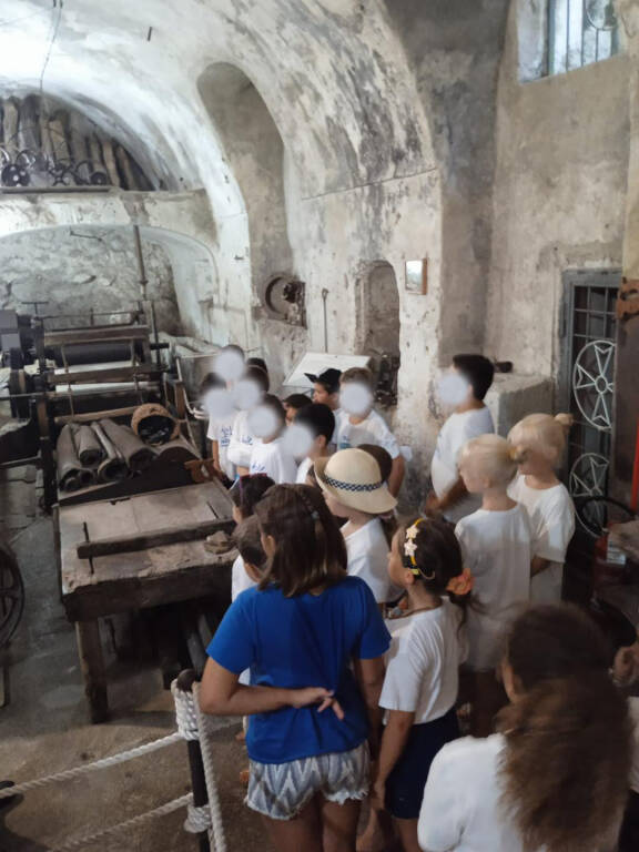 Positano, oggi i piccoli partecipanti al Summer Camp hanno visitato il Museo della Carta ad Amalfi