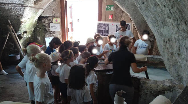 Positano, oggi i piccoli partecipanti al Summer Camp hanno visitato il Museo della Carta ad Amalfi