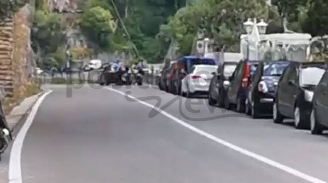 Positano, posto di blocco dei Carabinieri in Via G. Marconi per garantire la sicurezza stradale