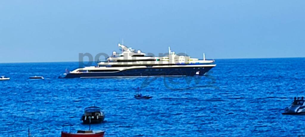 Bernard Arnault, al suo mega yacht vietato l'ingresso nel porto di Napoli.  E il miliardario se ne va