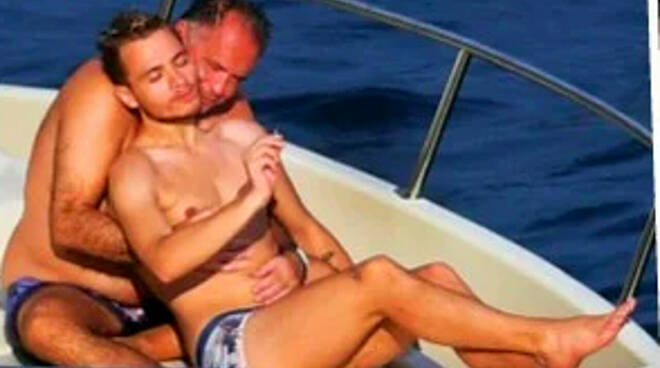Alessandro Cecchi Paone con il fidanzato di 34 anni più giovane: «Non ho niente da nascondere»