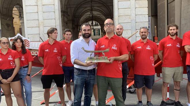 Amalfi consegna a Pisa il trofeo conquistato a giugno: tutto pronto per la Regata di domani, anticipata alle 17.30