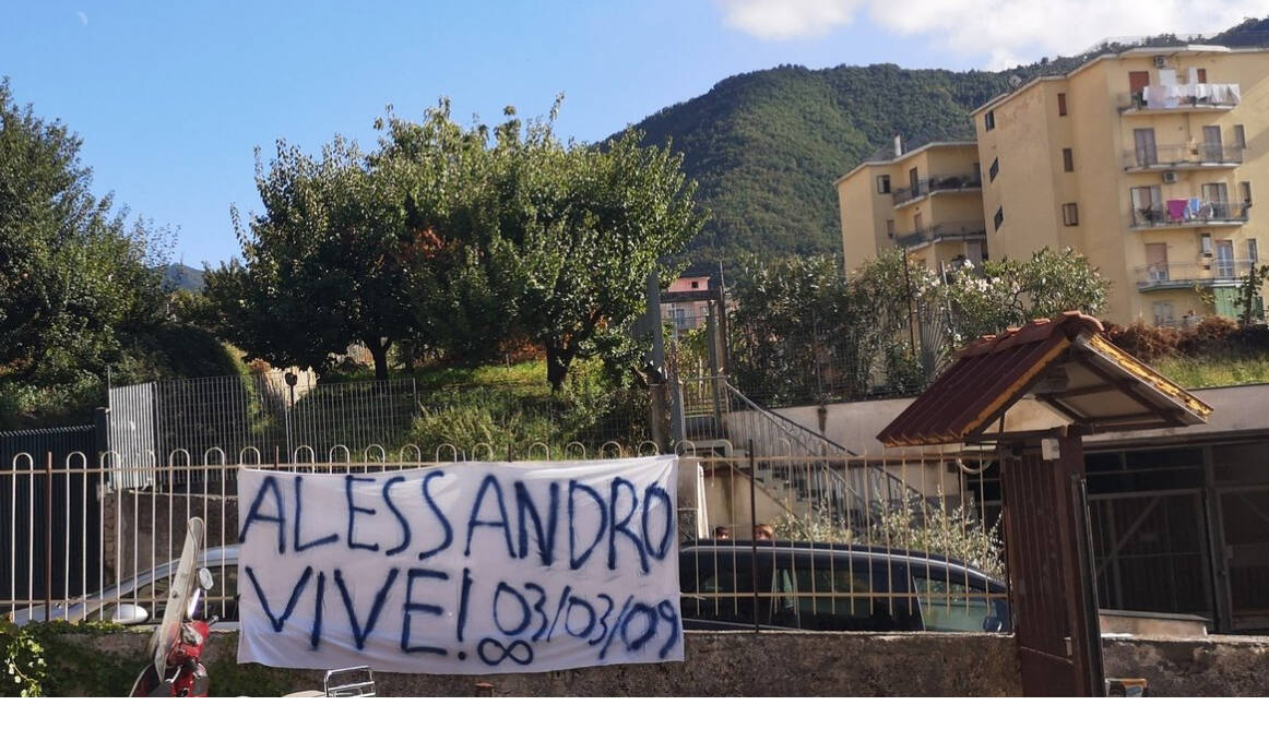 Gragnano, il 13enne Alessandro si sarebbe tolto la vita. Lo straziante addio alla fidanzatina