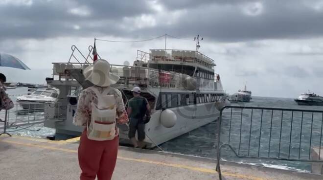 Mare mosso a Positano: attesa per potersi imbarcare