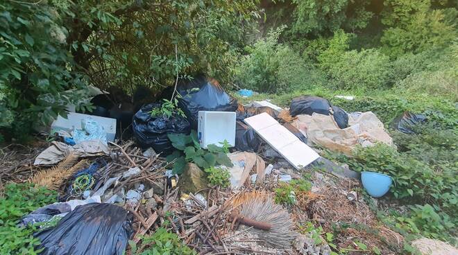 Meta/Piano di Sorrento: rifiuti pericolosi abbandonati in via Lavinola