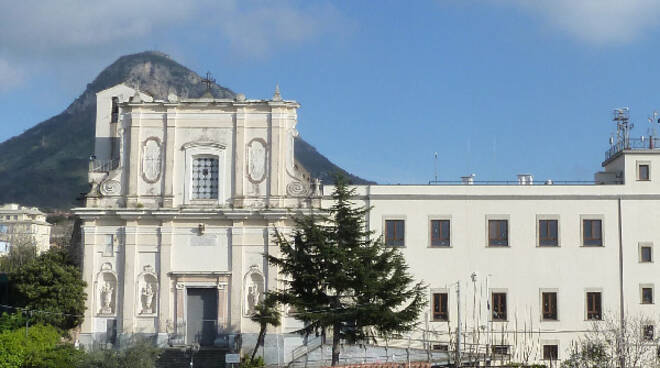 Piano di Sorrento, distacco di calcinacci dalla facciata della Chiesa di Santa Teresa. Arriva l’ordinanza di messa in sicurezza 