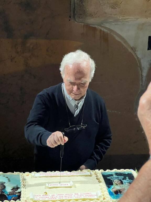 Positano: grande festa per Don Raffaele Celentano con la torta spettacolare del Bar Romano