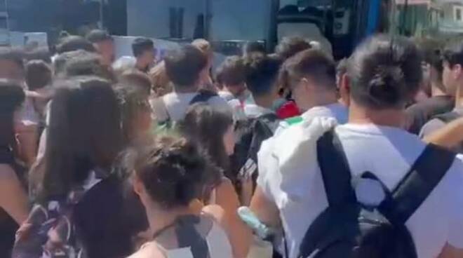 Ritorno da scuola da incubo per gli studenti di Praiano e Ravello: studenti picchiati dai turisti