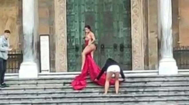 Donna nuda sulle scale del Duomo di Amalfi: modella denunciata per atti osceni