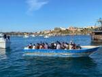 Esplosione su un barcone di migranti a Lampedusa: perdono la vita due bambini, grave donna incinta