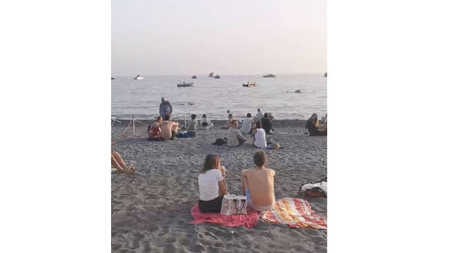 Positano, in questa giornata di fine ottobre in tanti hanno affollato la spiaggia per godersi sole e mare