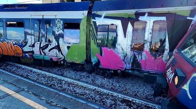 Circumvesuviana: treno da Poggiomarino deraglia alla stazione di Pompei Santuario