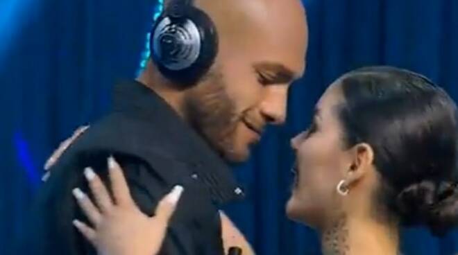 Marcell Jacobs ballerino per una notte a "Ballando con le stelle" con sua moglie Nicole Daza