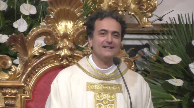 Piano di Sorrento, la pioggia non ferma l'abbraccio della comunità a Don Pasquale Irolla per i suoi 25 anni di sacerdozio