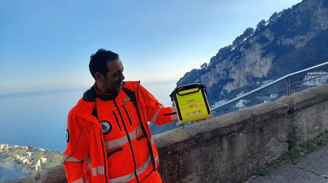 Regalo di Natale per la Millenium Costa d’Amalfi: benefattore anonimo dona un defibrillatore ai volontari