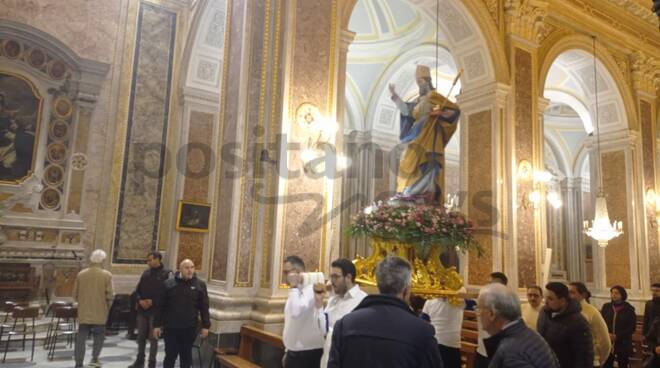 San Nicola entra nella Basilica di San Michele a Piano di Sorrento