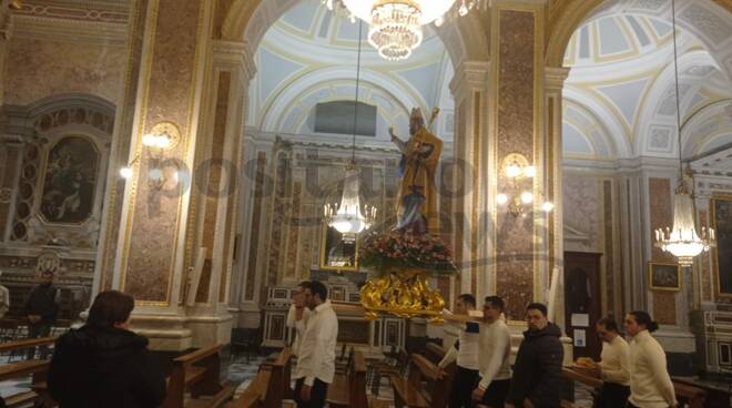 San Nicola entra nella Basilica di San Michele a Piano di Sorrento