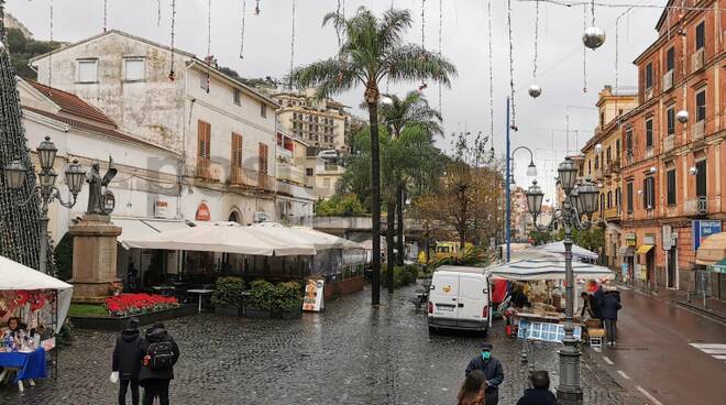 Sant'Agnello la pioggia non ferma la festa e le bancarelle