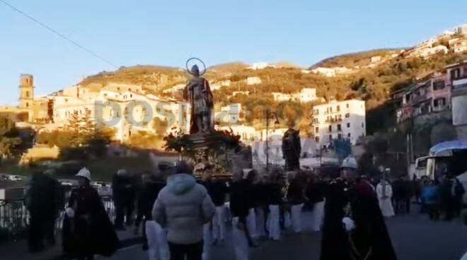 A Vico Equense dopo tre anni torna la processione dei Santi Patroni Ciro e Giovanni, tra fede e commozione