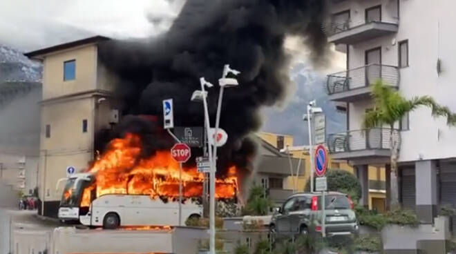 Paganese-Casertana, violenti scontri tra gli ultras delle squadre. Un pullman in fiamme