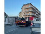 Pericolo a Sorrento in Via Capo, nonostante i paletti contro la sosta selvaggia si continua a parcheggiare invadendo la carreggiata