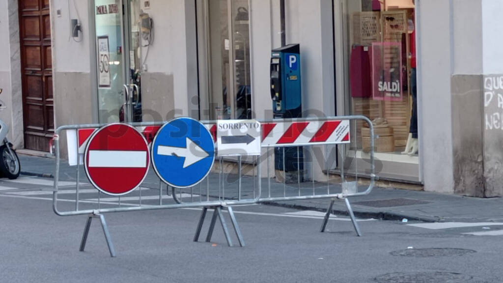 Piano di Sorrento, pericolo notturno nel tratto di Corso Italia tra Piazza Cota e Via Bagnulo. In molti non rispettano il senso unico