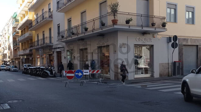 Piano di Sorrento, pericolo notturno nel tratto di Corso Italia tra Piazza Cota e Via Bagnulo. In molti non rispettano il senso unico