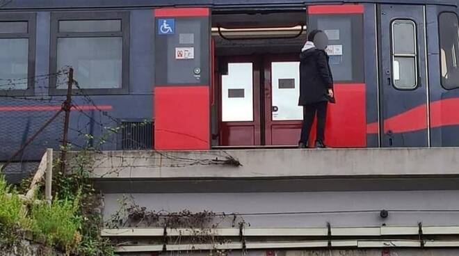 Piano di Sorrento: treno bloccato sul ponte in via Bagnulo