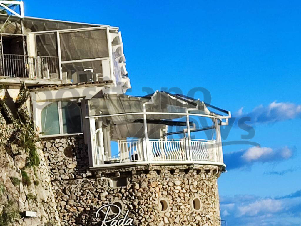 Positano, il Ristorante Rada danneggiato dal forte vento