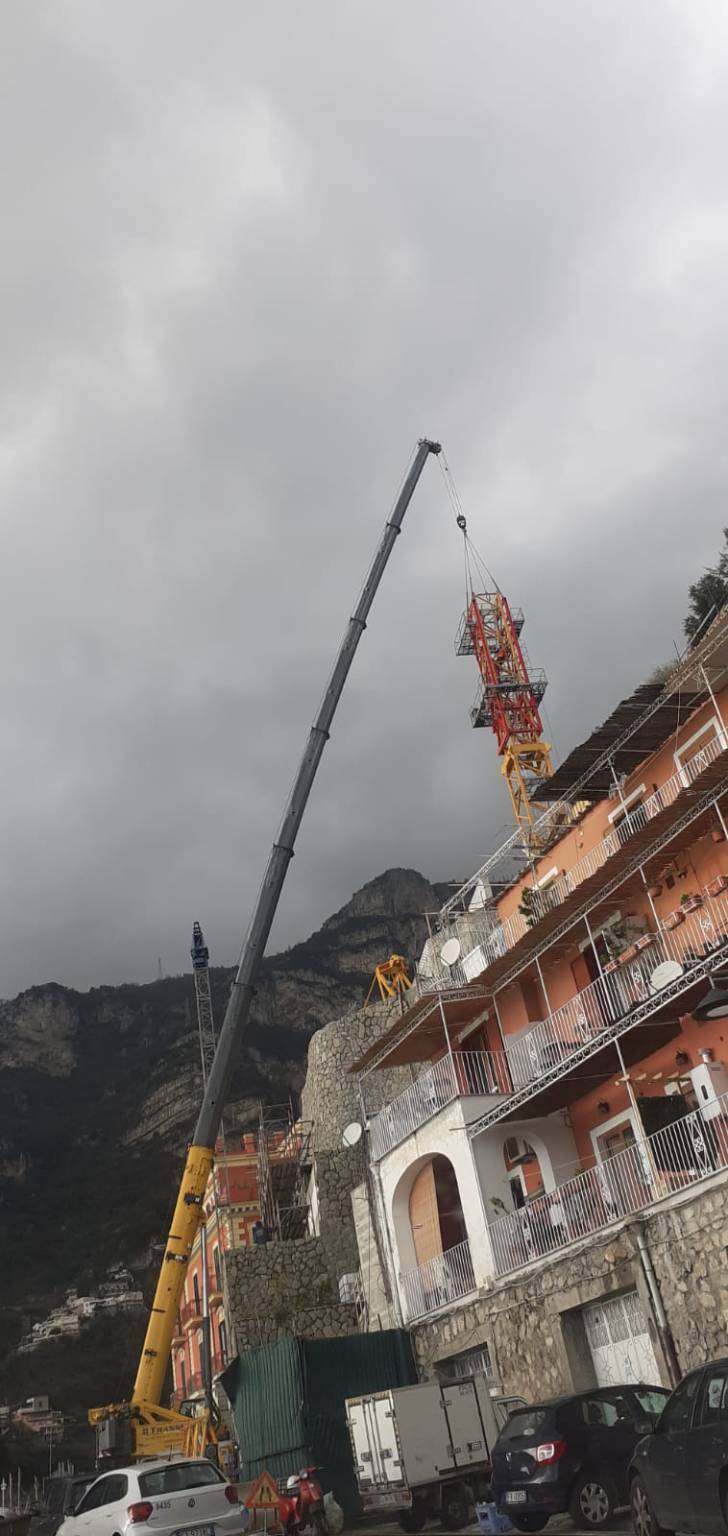 Positano, si procede allo smontaggio della gru utilizzata per i lavori dell'ascensore al cimitero di Liparlati