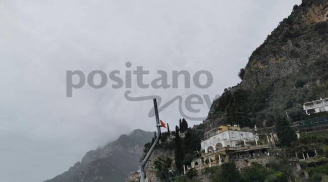 Positano, manca lo specchio parabolico nei pressi della panchina bianca in  memoria delle vittime della strada - Positanonews